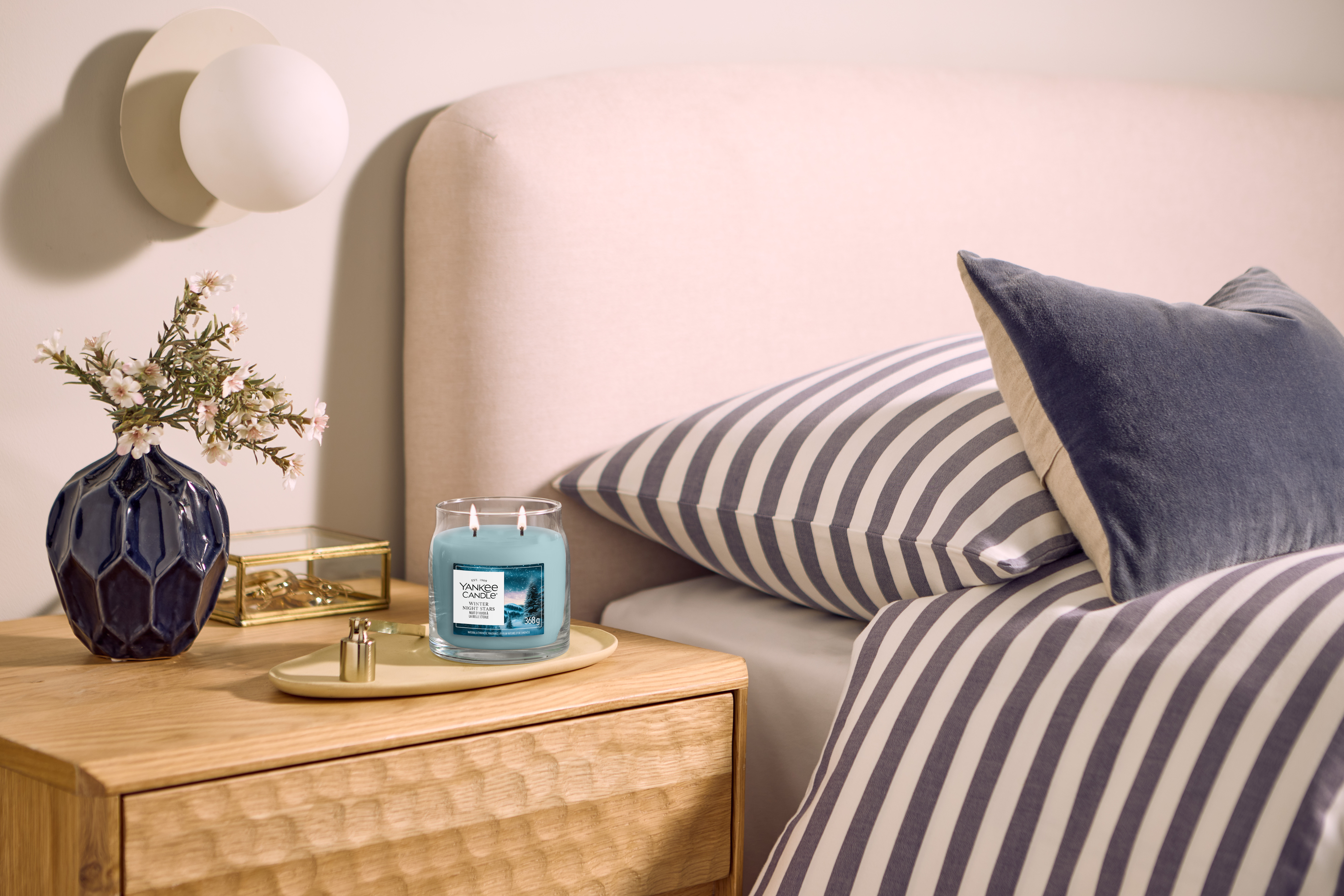 Winter Night Stars Signature Medium Jar 368g 2-Docht