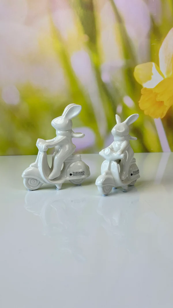 Hase Vespino auf Vespa 13cm cremeweiß Hase Vespino auf Vespa 13cm cremeweiß