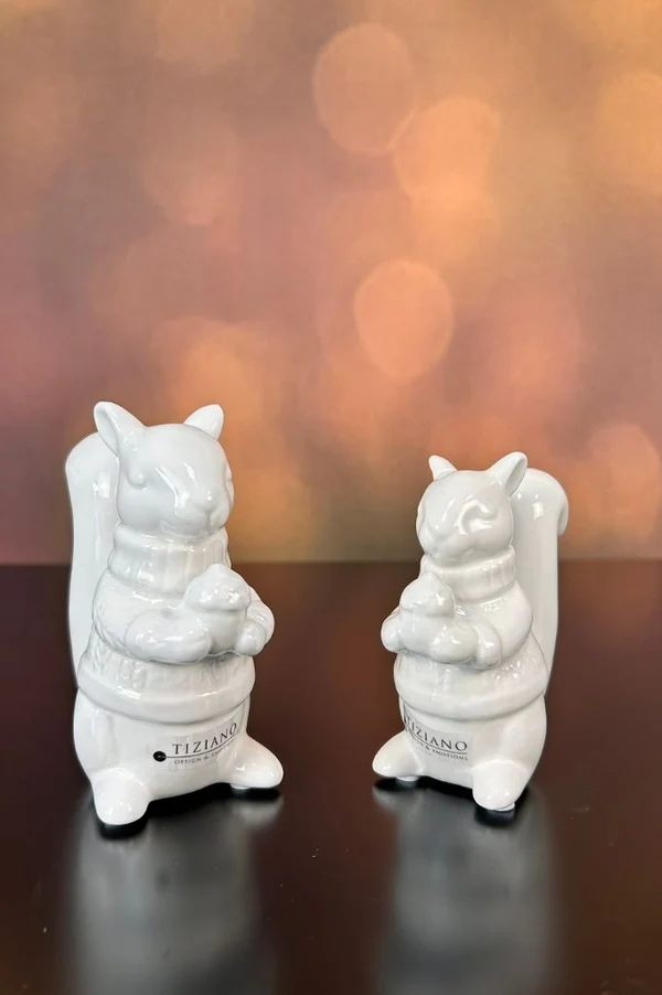 Eichhörnchen Robert mit Pullover 10cm cremeweiß cat figurines, weihnachts?, weiße keramik, sitzende katzen, tiziano design