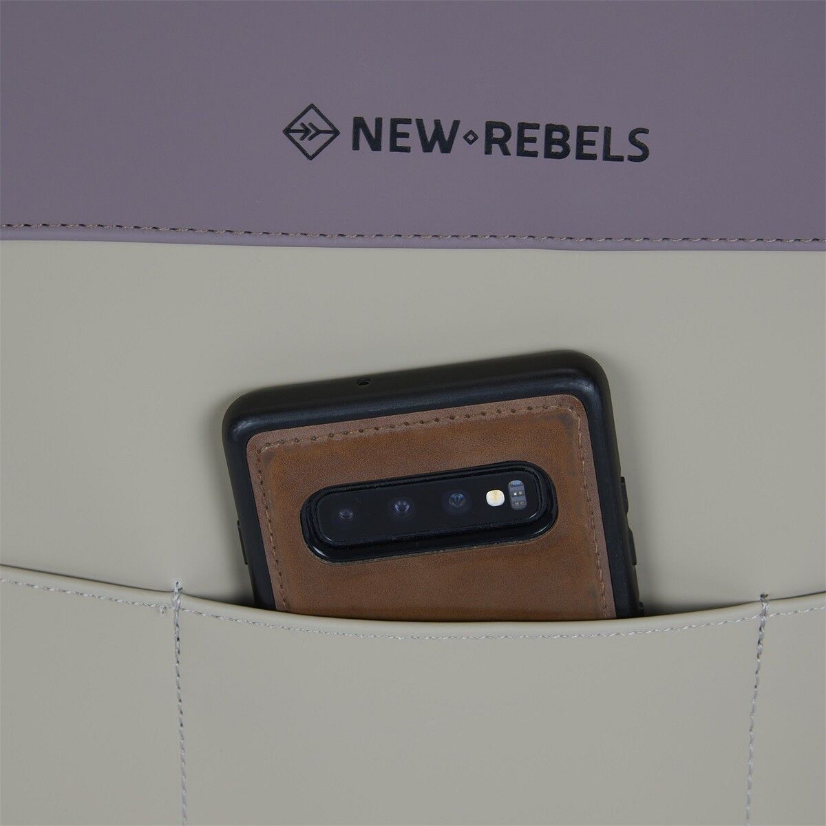 9493F9B05585076DC9A2B20ED630AA4D6CA9DF01 Fane - Lincoln Flap Rucksack 17L altlila/beige