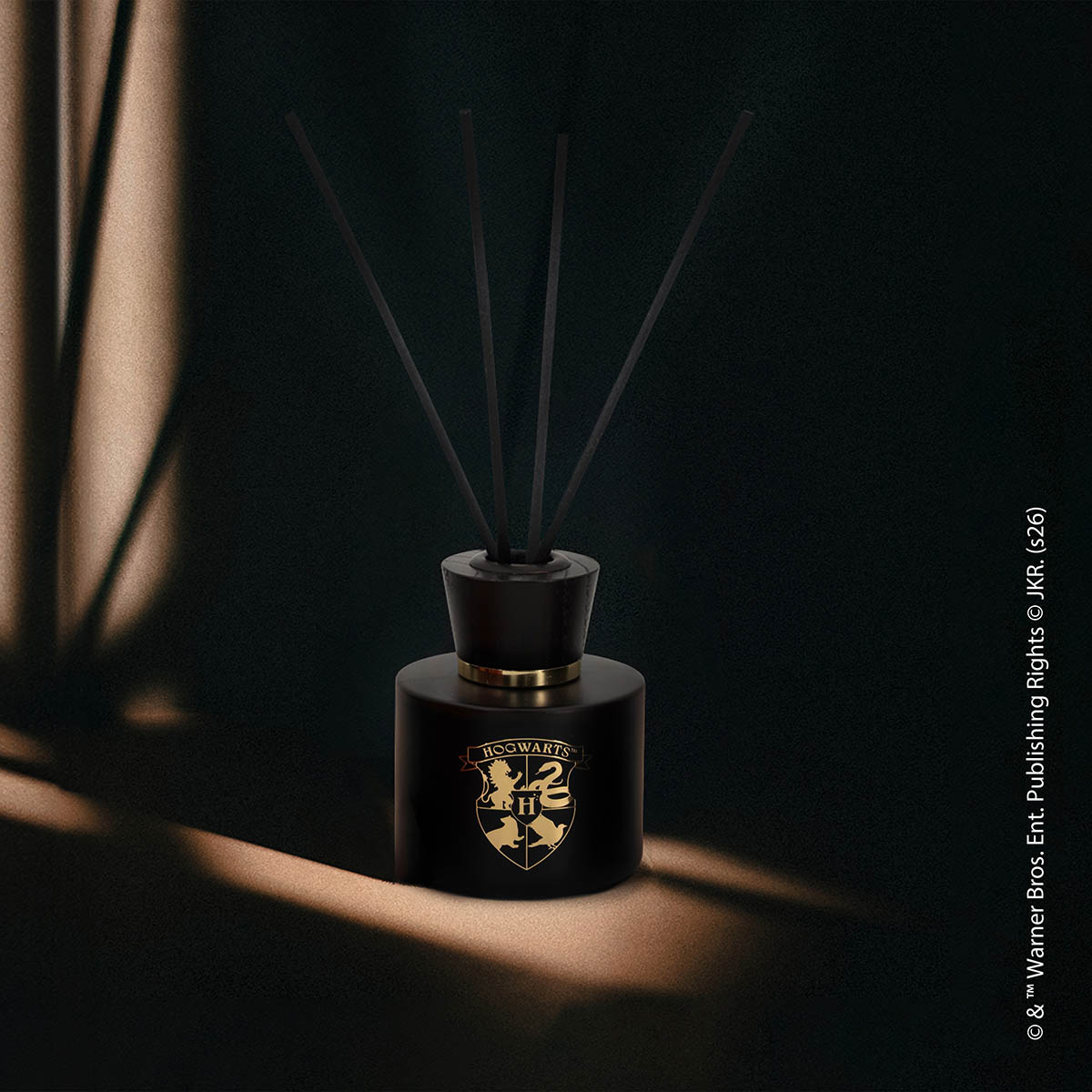 Reed Diffuser Harry Potter™ Hogwarts - 100ml Duftstäbchen, schwarzes Glas, Hogwarts-Wappen, goldene Verzierung